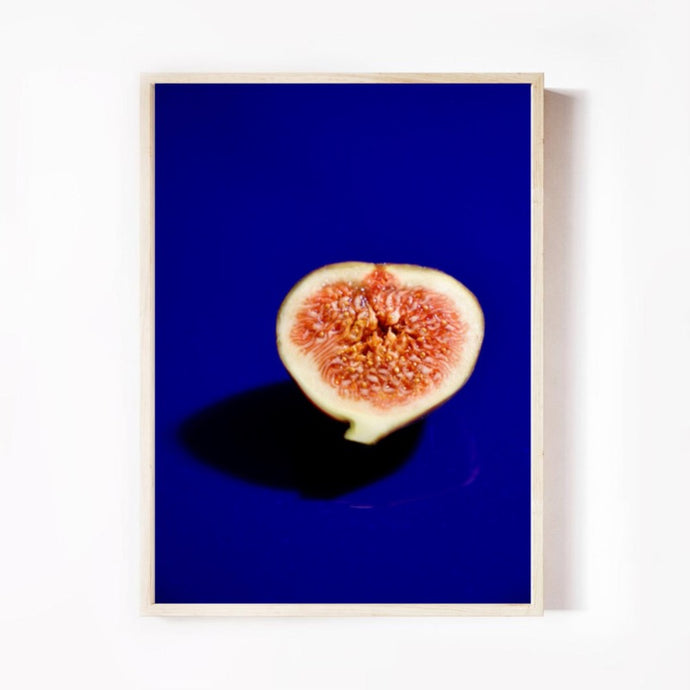 vijg-blauw-fingerlicking-food-eten-artprint-print-framed-wood-ingelijst-hout-rood-blue-red-shoponline-gratisverzending-nederland-webshop